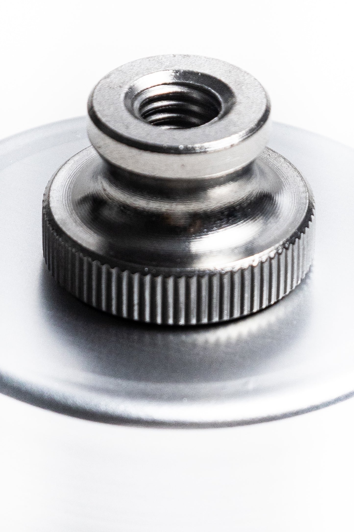 Metallic knob or旋钮 on a white background